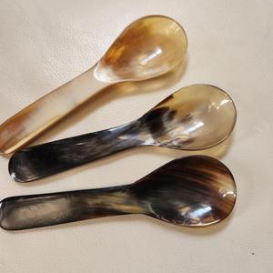 Cuillère à corne faite à la main rustique élégante durable et fonctionnelle par Crescent Crafts - Product Image 3