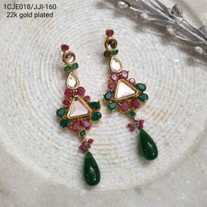 Pendientes Kundan tradicionales chapados en oro de 22K con piedras verdes y rosas, joyería étnica india para bodas y fiestas - Product Image 1