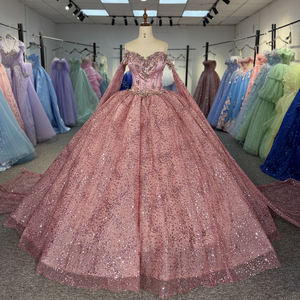 Vestido de Quinceañera/Fiesta de 15 Años con Lentejuelas Rosadas Deslumbrantes, Manga Regular, Estampado y Cola de Capilla, Modelo 9984 - Product Image 1