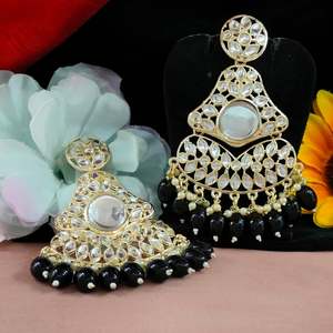 ต่างหูแบบห้อยของสตรีสไตล์พื้นเมืองของ Kundan คริสตัลแขวนหลากสีสำหรับงานแต่งงานและโอกาสพิเศษ - Product Image 2