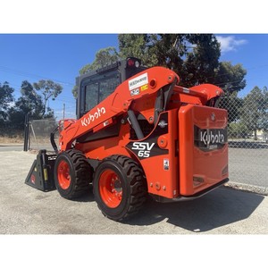 Chargeuse sur pneus Kubota SSV 85, capacité de 2 tonnes, couleur orange - Product Image 3
