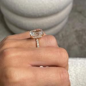 Bague de fiançailles en diamant de laboratoire de 7,00 carats, taille Radiant allongée, pureté F VVS1 VVS2, or rose 18 carats, solitaire, halo caché et pierres latérales - Product Image 3