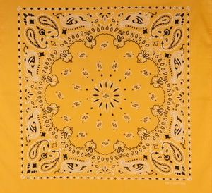 Vente en gros de bandanas en stock foulard bandana noir en coton, soie et polyester avec logo carré imprimé personnalisé en satin de soie - Product Image 3