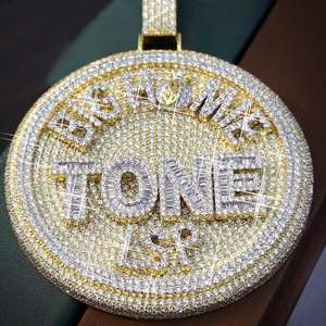 Pendentif médaillon personnalisé de luxe serti de moissanite, finition or bicolore, aspect diamant, bijoux hip-hop - Product Image 5