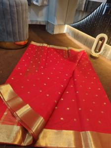 Sarees Rojos Simples de Calidad de Exportación en Ropa Tradicional India y Pakistaní con Encanto Atemporal y Elegancia Indiscutible - Product Image 4