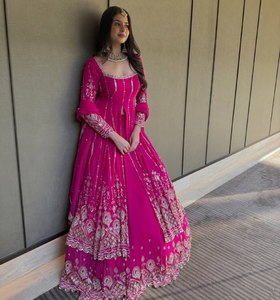 Lahenga Dupatta longue en georgette pure, style vintage floral, ample et naturel, pour l'été, avec manches longues et broderies de sequins - Product Image 1