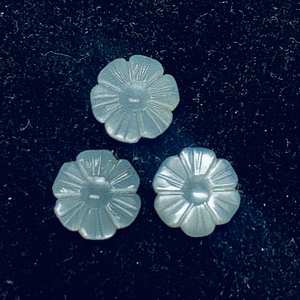 Cuentas Florales Naturales de Piedra Lunar Gris Talladas a Mano, Forma de Flor, 12 mm, para Joyería - Product Image 1