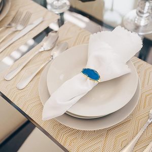 Rond de serviette en acrylique transparent Tranche de géode d'agate naturelle avec anneau de serviette à bord doré pour les fêtes et les mariages - Product Image 6