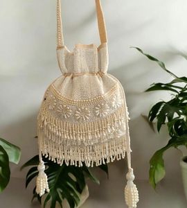 2025 @ Beautiful Potli Bags sur tissu de soie brute avec perles embellies, perles de verre en cristal travail à la main Zari pour vêtements de fête/mariage - Product Image 1
