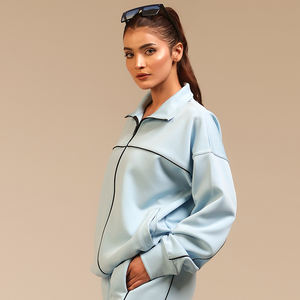 Veste zippée facile à superposer pour femme avec option de logo personnalisé, idéale pour la salle de sport, le yoga, les étirements et les tenues décontractées - Product Image 6