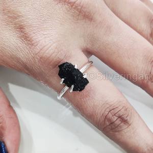 Joyería de piedra en bruto Anillo de mujer Piedra preciosa de turmalina negra natural Anillo bohemio de piedra natal de Octubre Anillo de plata esterlina 925 - Product Image 5