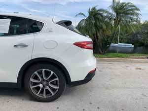 2018 Maserati Levante SUV Turbo Engine AWD Drive Asientos de cuero R18 Neumático Listo para enviar Interior oscuro Caja de cambios automática Techo de metal - Product Image 5