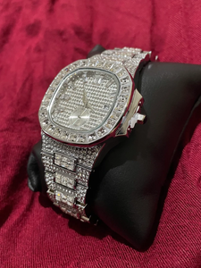 Reloj de pulsera de estilo lujoso pavimentado con diamantes de laboratorio Chapado en platino para hombre. - Product Image 2