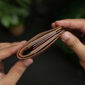 Cartera de Cuero Bifold Vertical Delgada WF Leathercraft No.86 en Color Bronceado Italiano con 5 Años de Garantía Unisex - Product Image 1