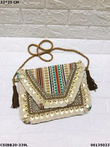 Bolso de mano de diseñador artesanal con bordado de piedras y cuentas bohemias Banjara para damas que mezclan la tradición con el estilo - Product Image 6