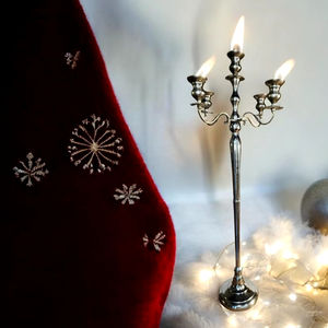 Elegante candelabro plateado de 5 brazos, perfecto para decoración navideña y ocasiones especiales, agrega calidez y estilo a su hogar - Product Image 1