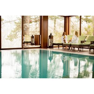 Téléviseur intelligent LED 43 pouces 4K UHD étanche IP65 avec Wi-Fi et haut-parleur intégrés pour hôtel, cuisine, salle de bain - Product Image 3