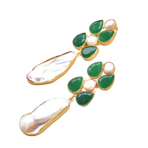 Pendientes de Latón Natural con Perlas Premium, Diseño de Piedra Natural en Bruto, Textura Mate de Latón, Estilo Moderno, Premium B2B - Product Image 3