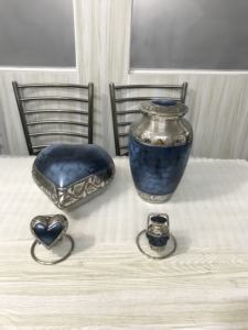 Urna de cremación conmemorativa infantil en forma de corazón azul de latón de la mejor calidad para proveedor de fabricación funeraria de India - Product Image 3