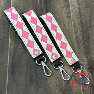 Fábrica al por mayor de lujo de cuero de vaca genuino Muñequera Llaveros Logotipo personalizado Llavero de cuero a cuadros Muñequera promocional - Product Image 1