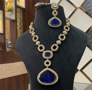 Conjunto de Collar y Aretes con Piedras Kundan Chapadas en Oro de Primera Calidad, Estilo Clásico, para Bodas, Colección para Mujer - Product Image 1