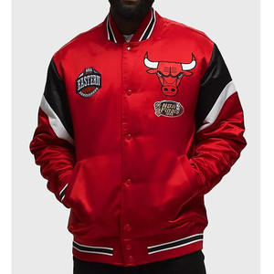 Chaqueta de béisbol de satén Varsity blanca y negra clásica unisex con bordado de apliques de cuero brillante y detalles de charol - Product Image 2