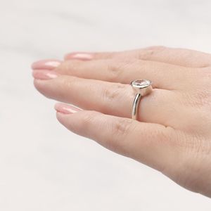 Conjunto de bisel de corte ovalado Anillo de compromiso solitario - Product Image 4