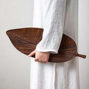 Venta al por mayor de bandeja de madera y forma de hoja para servir alimentos última bandeja de madera para utensilios de cocina y restaurantes de uso de la India - Product Image 5
