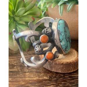 Bracelet manchette en argent sterling avec turquoise de Kingman et huître épineuse par Chimney – Accessoire de mode - Product Image 3