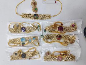 Ensemble de bijoux de mariée Regal Kundan Collier et boucles d'oreilles en laiton fabriqués à la main améliorant le look des mariées pour les mariages - Product Image 3