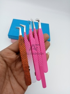 Pince à cils volume à pointe nano avec logo personnalisé, pince à épiler d'extension de cils à finition rose en acier inoxydable à pointe fibre de botte à 90 degrés - Product Image 3