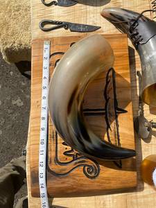 Corne à boire Viking naturelle polie avec support pour Ale et Mead - Product Image 3
