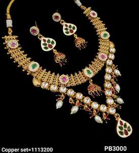 Forme ovale belle Kundan à deux couches et perle cloutée balancent bijoux de mariage en cuivre plaqué or avec boucle d'oreille Jhumkhi femmes - Product Image 1