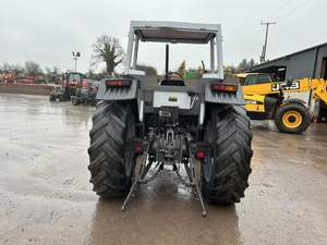 รถแทรกเตอร์การเกษตร Massey Ferguson 385 คุณภาพสูง ขับเคลื่อนด้วยดีเซล พร้อมฟังก์ชันหลากหลายและอุปกรณ์ตักดิน ออกแบบมาเพื่อการเพาะปลูกในไร่นา - Product Image 4