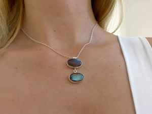 Bijoux de déclaration vintage personnalisables faits à la main en argent sterling pendentif Labradorite double pierre 12x18mm chaîne de collier en or - Product Image 2