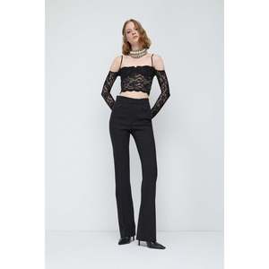 Top court en dentelle noire avec de longues bretelles fines - Product Image 3