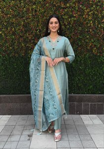 Ensemble Salwar pour femmes ethniques traditionnelles multi-fils et Chanderi Kurti avec pantalon pour les fêtes de mariage d'hiver - Product Image 2