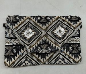Pochettes zippées sur mesure perlées brodées et pailletées pour la revente de magasins d'accessoires de mode - Product Image 2