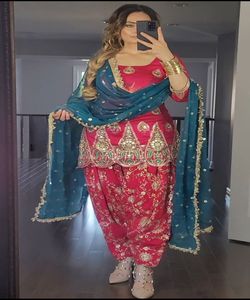 Vêtements en mousseline Nouveau Designer Femmes Salwar Suit avec Kameez pour Femme Pakistanaise Prix le plus bas Multi Color Unstitched ApparelGarment - Product Image 3