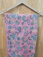Motivos florales y detalles de ramilletes en el material, perfecto para la confección de kurtis de verano para mujer, trajes étnicos salwar.