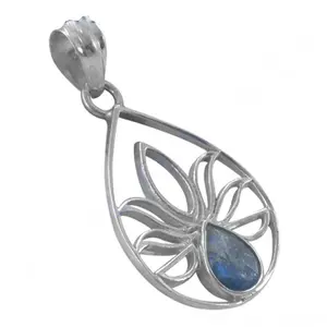 Colgante de Plata 925 Hecho a Mano con Labradorita en Forma de Lágrima, Diseño de Cruz con Cristal Religioso y Diamante, Joyería Religiosa - Product Image 2