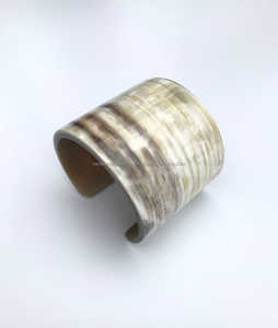 Bracelet en corne de buffle véritable fabriqué à la main Style d'amour Feng Shui Excellence artisanale sculptée pour un ajustement parfait Artisanat naturel - Product Image 4