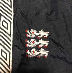 กางเกงวิ่งขาตรงของผู้ชายผ้าไนลอนผูกเชือกเอวด้านข้างลายทางทรงแบ็กกี้สไตล์ลำลองปักโลโก้ - Product Image 2