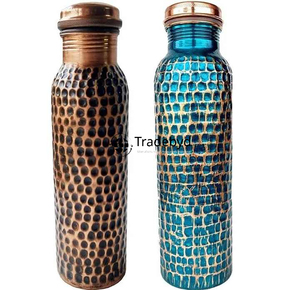 Bouteille élégante en cuivre pur fabriquée à la main pour un design intemporel parfait pour le yoga bien-être ou la décoration intérieure Tradebyd - Product Image 4