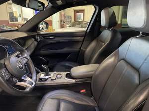 Esplorare la nostra alta qualità 2022 Alfas Romeos Stelvios Ti AWD usato - Product Image 3