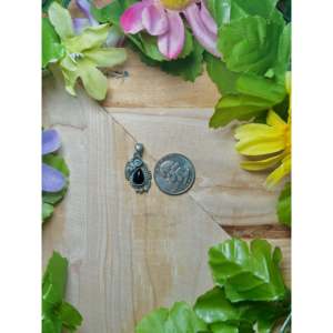 Pendentif religieux artisanal en onyx Navajo et argent sterling, serti clos, avec améthyste, perle et motif numéroté - Product Image 5