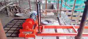 Sistema de cabrestante de cable de acero de alta resistencia para elevación de materiales y manejo de carga controlado, instalado en un sitio de construcción. - Product Image 2