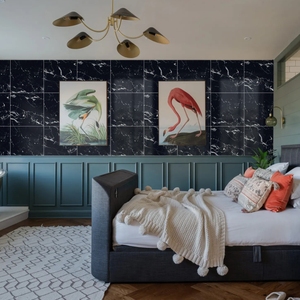 Descubre los elegantes azulejos de porcelana de 60x60cm de las principales empresas de fabricación de azulejos de La India, azulejos de pared con acabado de mármol italiano - Product Image 1