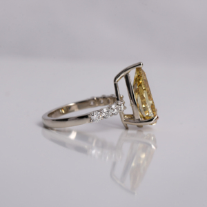 Anillo de Compromiso Clásico de 4.5-5.0 Quilates con Diamante Amarillo Corte Pera Creado en Laboratorio, con Certificación IGI y Engaste Pavé, Chapado en Oro Sólido de 14 Quilates - Product Image 6