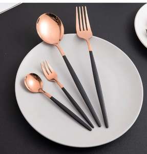 Juego de Cubiertos de Acero Inoxidable en Tono Dorado, Estilo Real, Elegante, Duradero, Ligero y Sostenible - Product Image 5